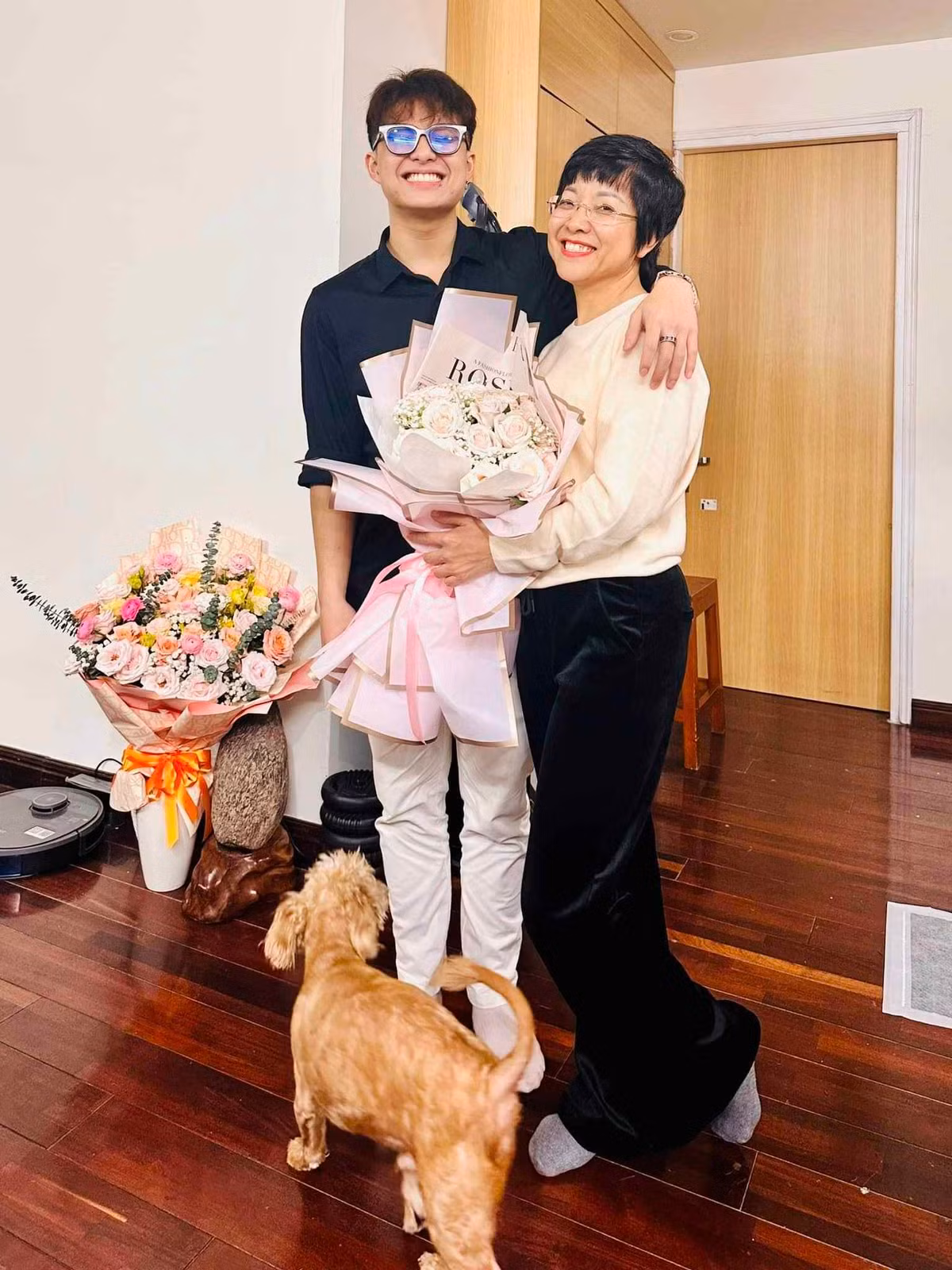 Gia Bảo ngây ngô, luôn nép bên cạnh mẹ ngày nào nay đã ra dáng thanh niên, ngoại hình cao ráo và điển trai ở tuổi 19.