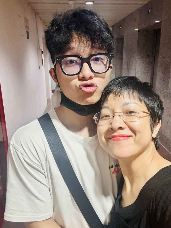 Có thời điểm Gia Bảo đạt thành tích không tốt, MC Thảo Vân còn hài hước nhắc nhở: "Được! Được lắm con ạ! Quá được ấy!".