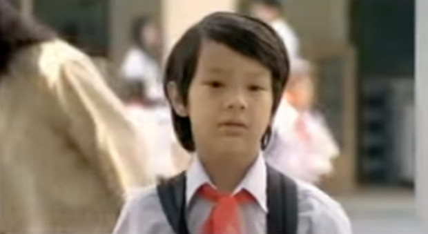 Cậu bé xuất hiện trên vỏ hộp sữa Ovaltine năm đó chính là Nanon Korapat Kirdpan (sinh năm 2000). Không chỉ nổi tiếng vì xuất hiện trên vỏ hộp sữa, Nanon còn gây ấn tượng với những đoạn phim quảng cáo thú vị.