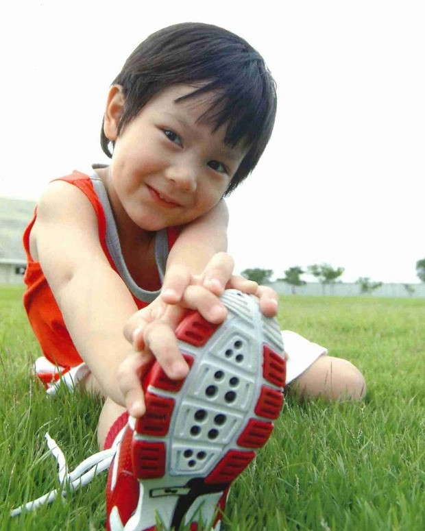 Ít ai biết rằng, cậu bé là con lai Việt - Thái. Nanon sinh ra trong một gia đình nghệ thuật tại Bangkok (Thái Lan). Bố Nanon là diễn viên người Thái Khunakorn Kirdpan, còn mẹ anh là diễn viên người Thái gốc Việt - Poonsuk Kirdpan. Bà ngoại của Nanon là người Việt Nam, hiện vẫn đang sống ở Huế.