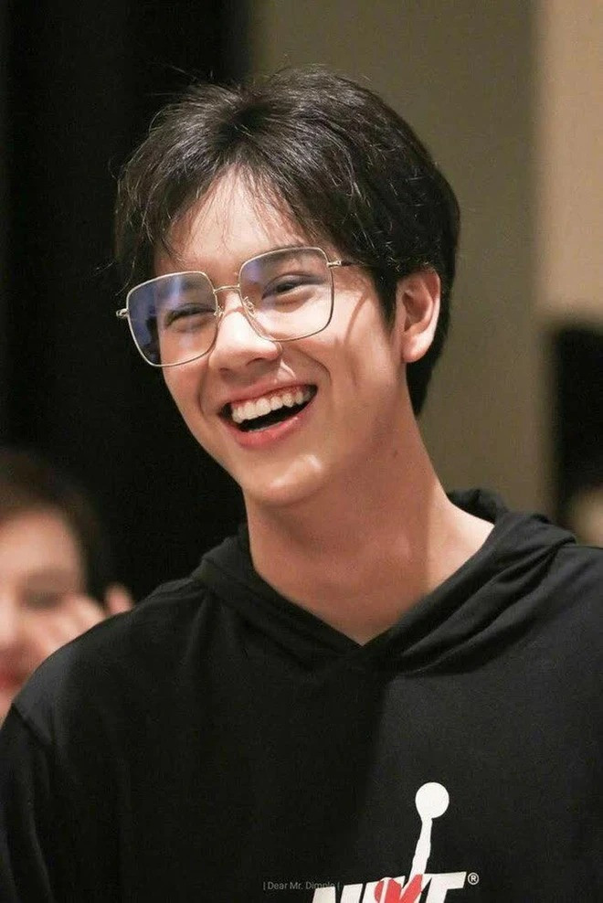 Cậu chàng hiện tại đã trở thành chàng trai ngôi ngô, sở hữu chiều cao ấn tượng 1m83, cùng gương mặt điển trai, nụ cười rạng rỡ với hai lúm đồng tiền duyên dáng.