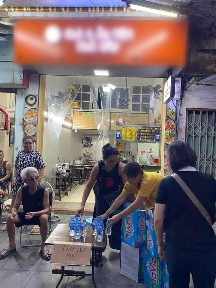 Chị Ngân (41 tuổi, nhân viên văn phòng, Hà Nội) cho biết: "Tôi cùng bạn đã đi từ công ty đến nhà tang lễ với hi vọng được kính viếng Bác một lần. Do đi vội quá nên chúng tôi cũng chưa ăn uống gì. Khi xếp hàng ở đây khoảng 2 tiếng, chúng tôi cảm thấy rất đói và khát. May mắn nhận được nước bánh miễn phí đã giúp cho chúng tôi cảm thấy đỡ đói. Tôi cảm thấy đây là hành động rất nhân văn và ý nghĩa". Ảnh sử dụng trong bài: Sưu tầm Facebook.