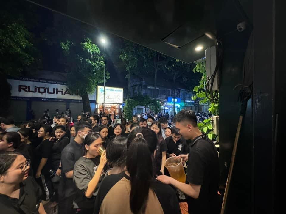 Thời tiết nắng nóng, người dân phải xếp hàng trong thời gian dài nên nhiều người khu vực xung quanh đã tình nguyện phát nước và bánh miễn phí cho người dân đến viếng.