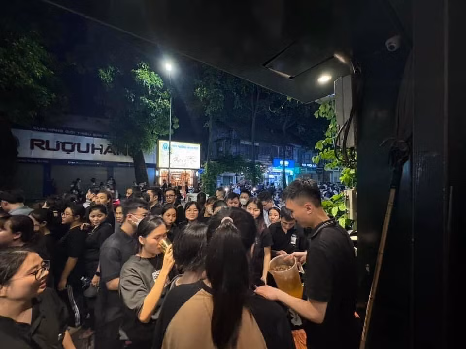 Thời tiết nắng nóng, người dân phải xếp hàng trong thời gian dài nên nhiều người khu vực xung quanh đã tình nguyện phát nước và bánh miễn phí cho người dân đến viếng.