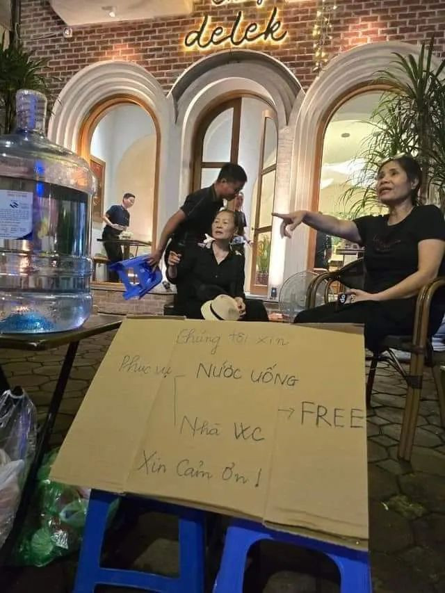 Không chỉ phát nước miễn phí, các hộ gia đình còn sẵn sàng cho mượn nhà vệ sinh để dòng người đi nhờ.