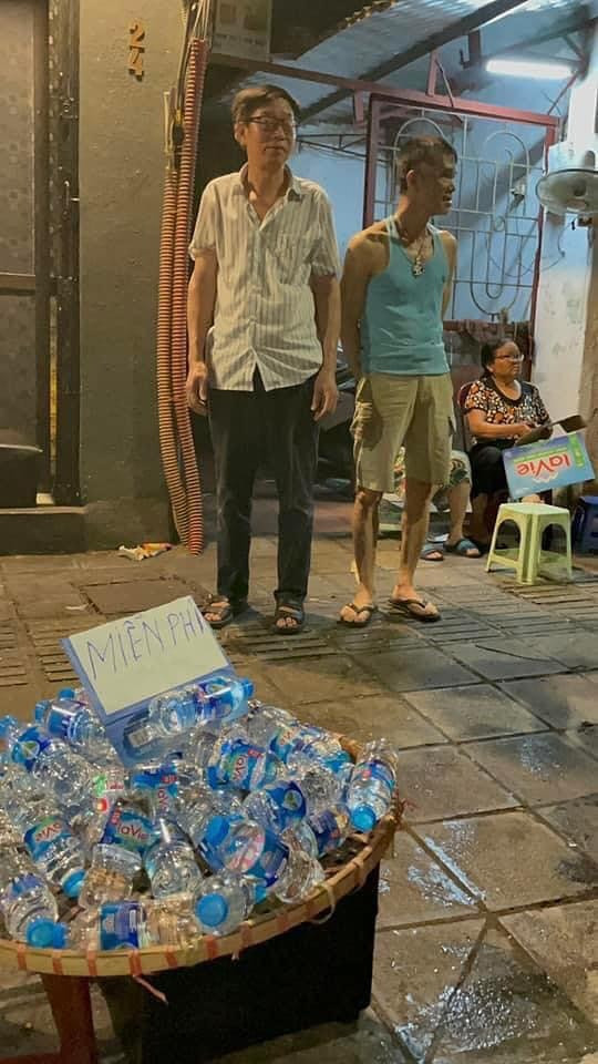 Chứng kiến dòng người xếp hàng chờ viếng Tổng Bí thư Nguyễn Phú Trọng trong cái nóng oi ả của Hà Nội, nhiều hộ gia đình đã cùng nhau góp tiền để mua những chia nước phát miễn phí cho mọi người.