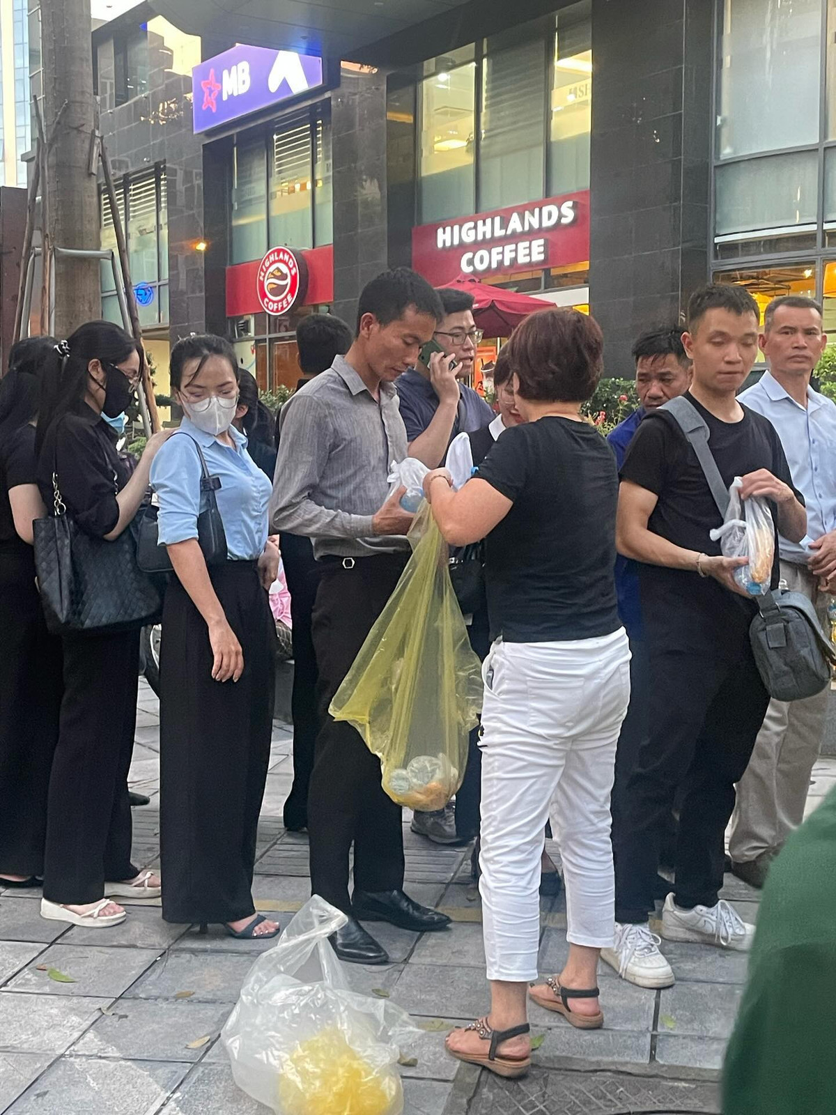 Sau khi những nghĩa cử cao đẹp của người dân Việt Nam với nhau trong 2 ngày Quốc tang được lan truyền rất nhiều bạn bè quốc tế đã để lại dòng chữ "respect" (sự tôn trọng).