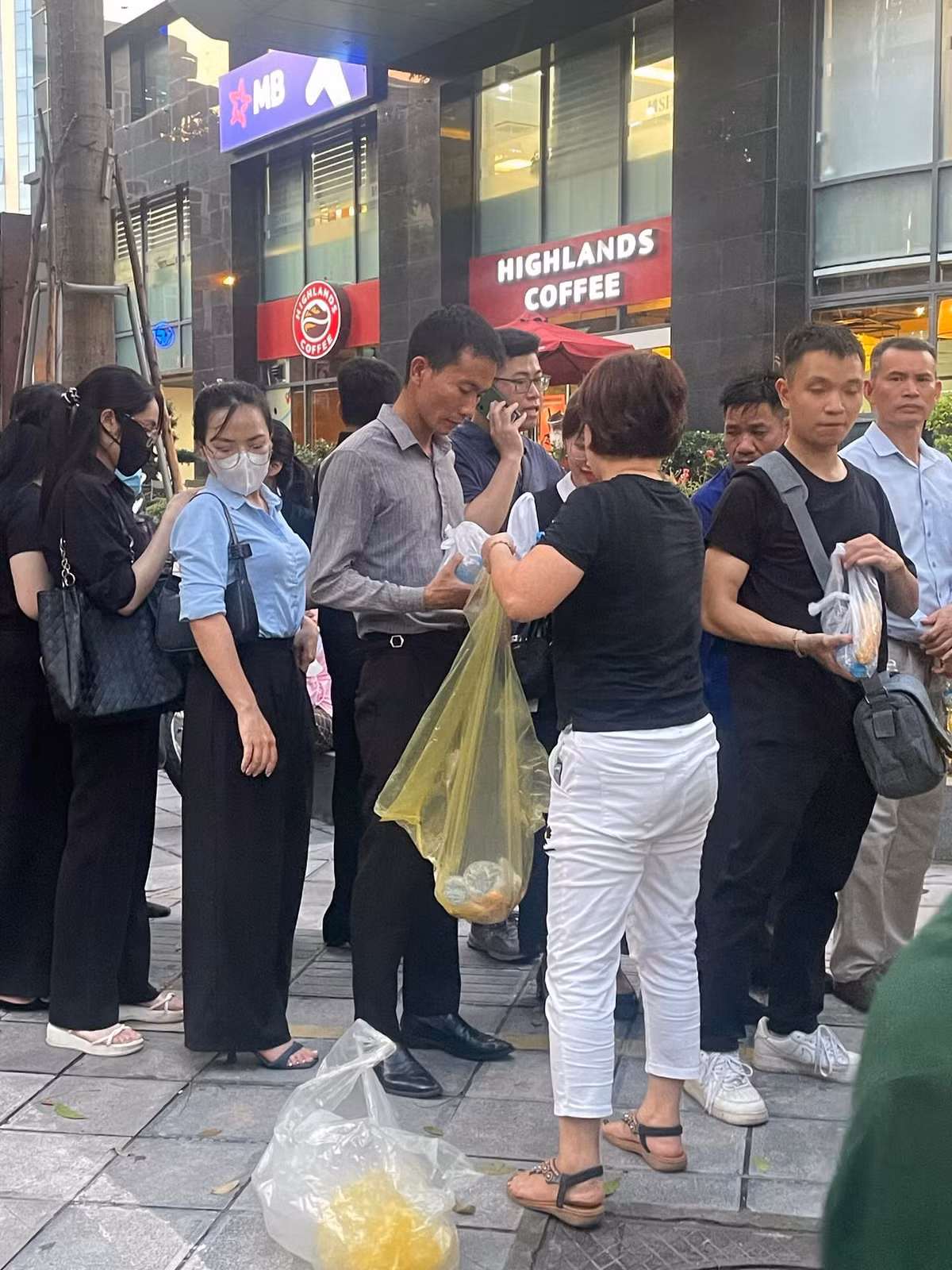 Sau khi những nghĩa cử cao đẹp của người dân Việt Nam với nhau trong 2 ngày Quốc tang được lan truyền rất nhiều bạn bè quốc tế đã để lại dòng chữ "respect" (sự tôn trọng).