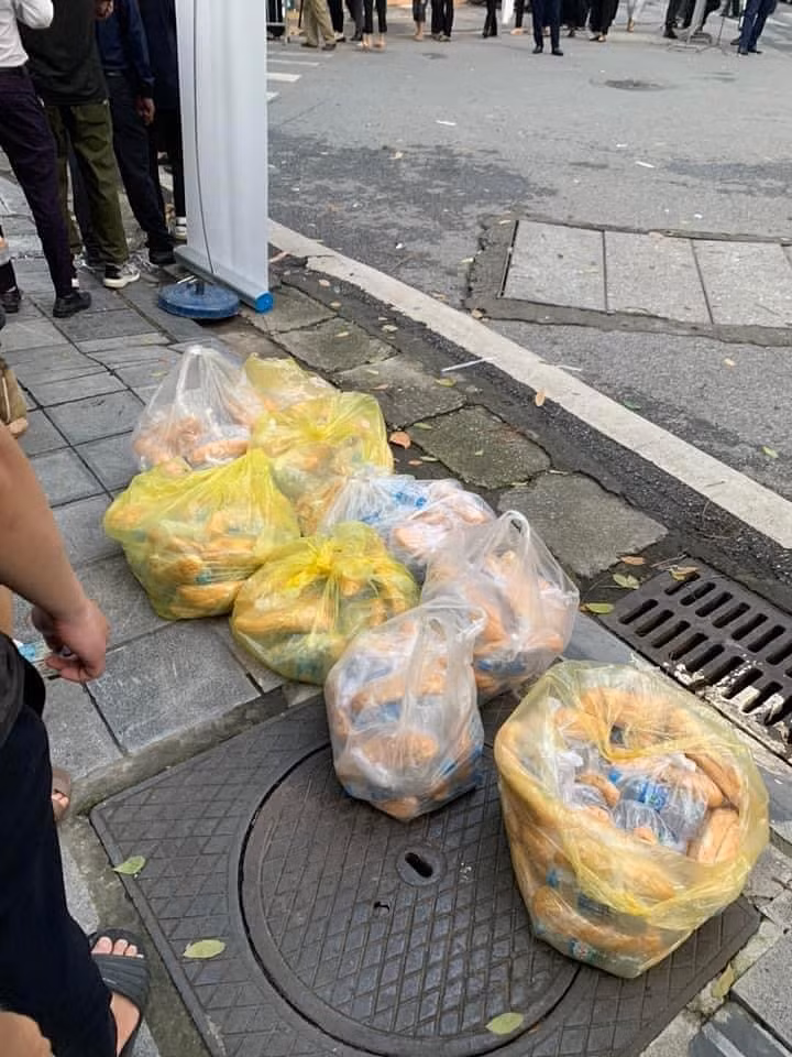 Chỉ từ những chiếc bánh mì, chai nước nhưng nó mang đầy ý nghĩa của người dân Việt Nam dành cho nhau.