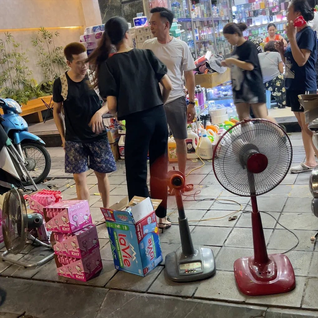 Những chiếc quạt máy hay quạt giấy đã được huy động để phục vụ dòng người xếp hàng chờ viếng vị Tổng Bí thư đáng kính của người dân Việt Nam.