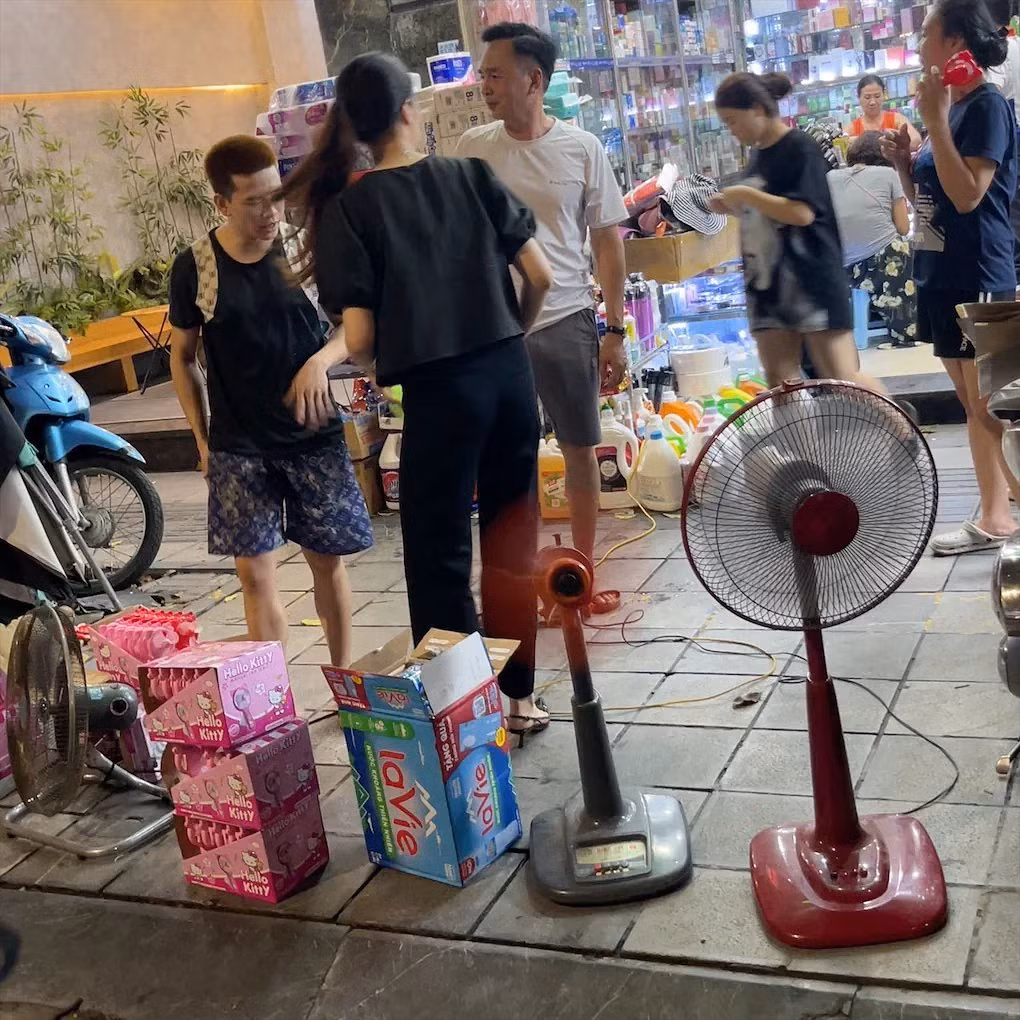 Những chiếc quạt máy hay quạt giấy đã được huy động để phục vụ dòng người xếp hàng chờ viếng vị Tổng Bí thư đáng kính của người dân Việt Nam.