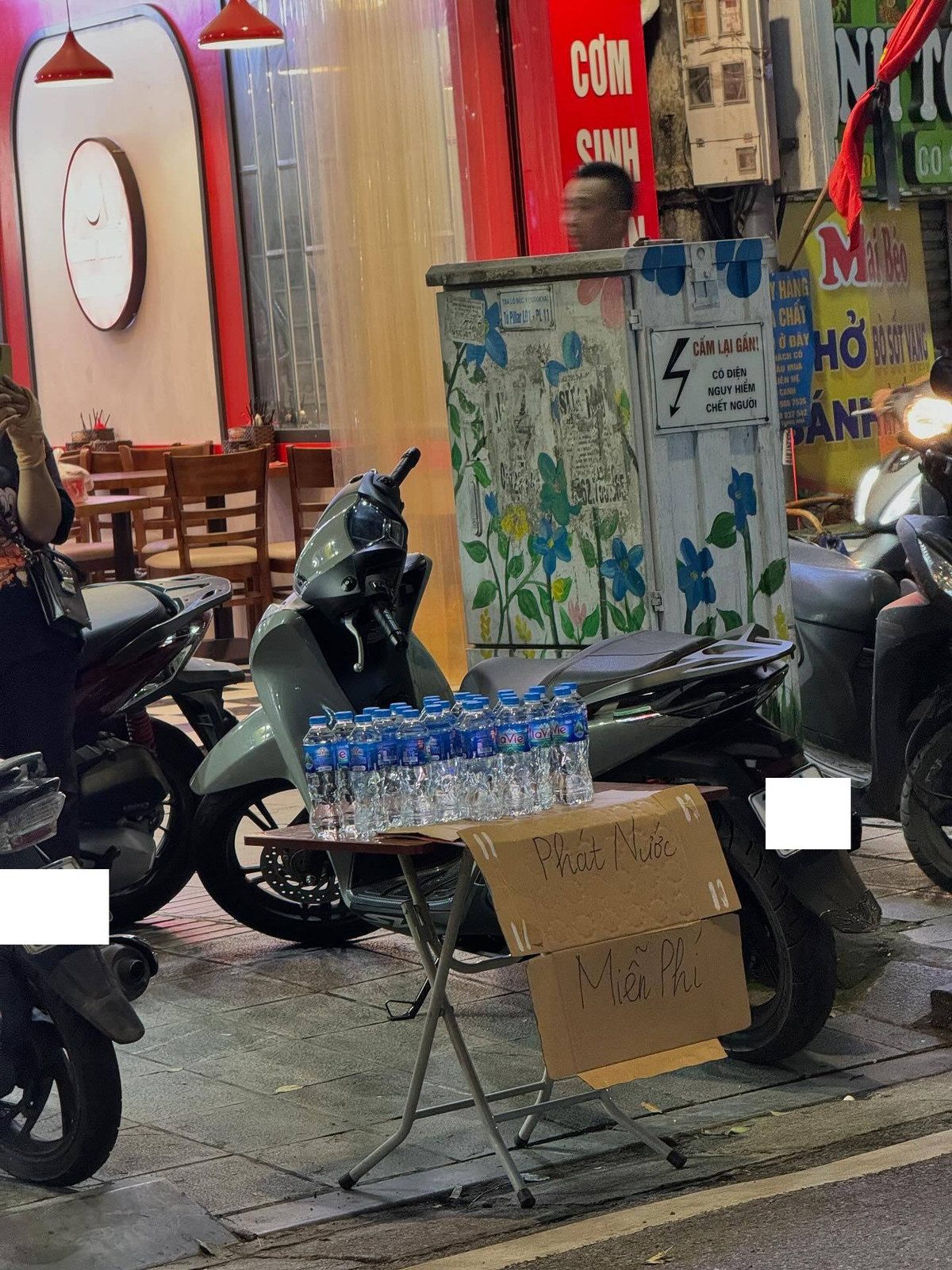 Chỉ là một hành động nhỏ nhưng với nhiều người, đó là cả một tấm lòng nhằm tôn lên tình đồng bào cao cả của người Việt Nam bao đời nay.