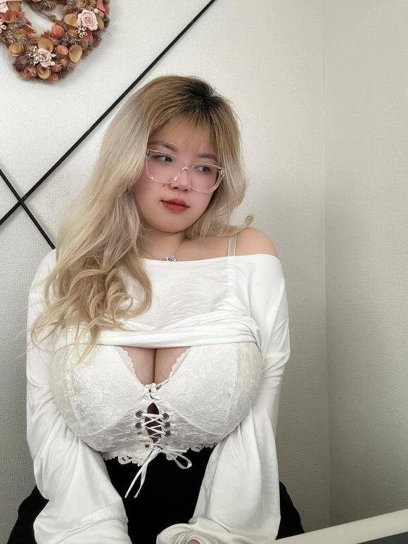 Võ Thị Thu Trang vẫn đang ở Nhật Bản. Không còn tự ti về ngoại hình, giờ đây cô nàng đã biết tận dụng sự chú ý để "câu kéo" sự chú ý.