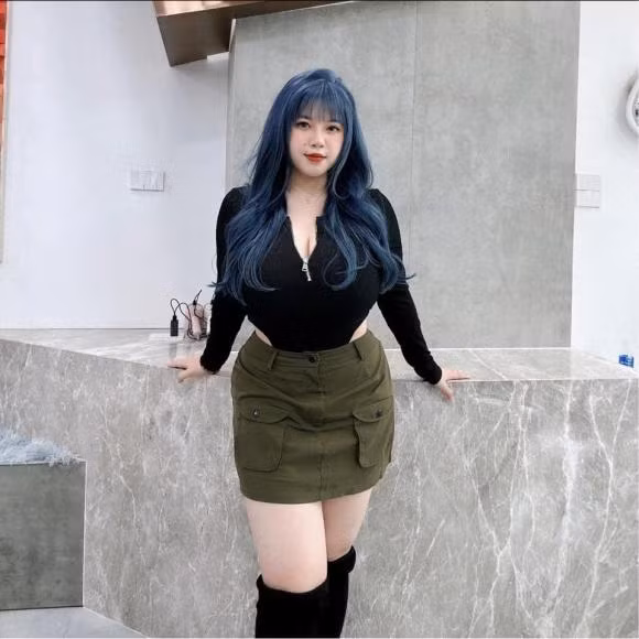 Không xinh xuất sắc nhưng Thu Trang sở hữu vòng một lên đến 110cm. "Gò bồng đảo" của cô nàng là hoàn toàn tự nhiên.