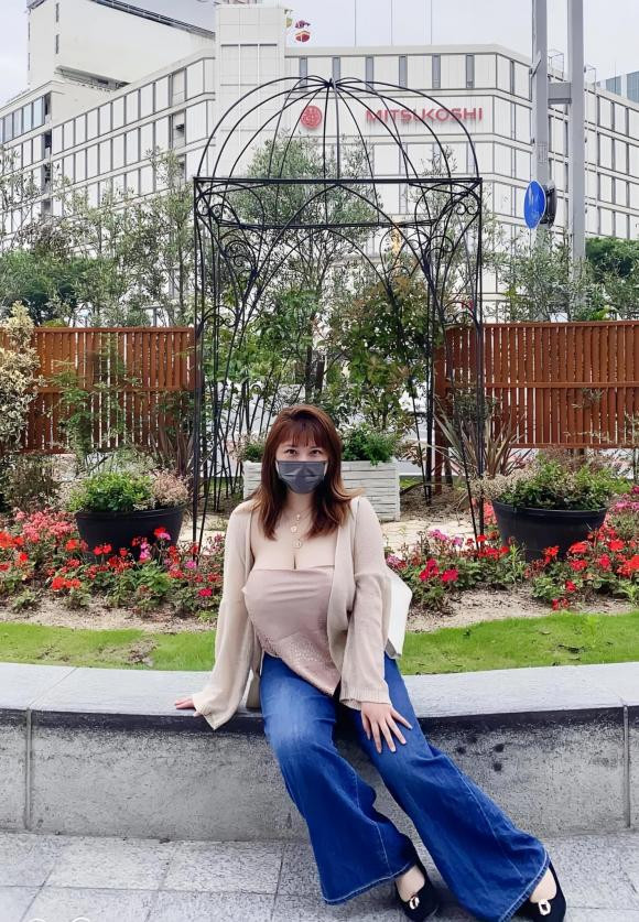 Mới đây, Thu Trang đăng loạt ảnh gợi cảm và phủ nhận tin đồn xung quanh công việc tại Nhật. Bức hình này nhanh chóng nhận được nhiều lượt like và bình luận từ dân mạng.