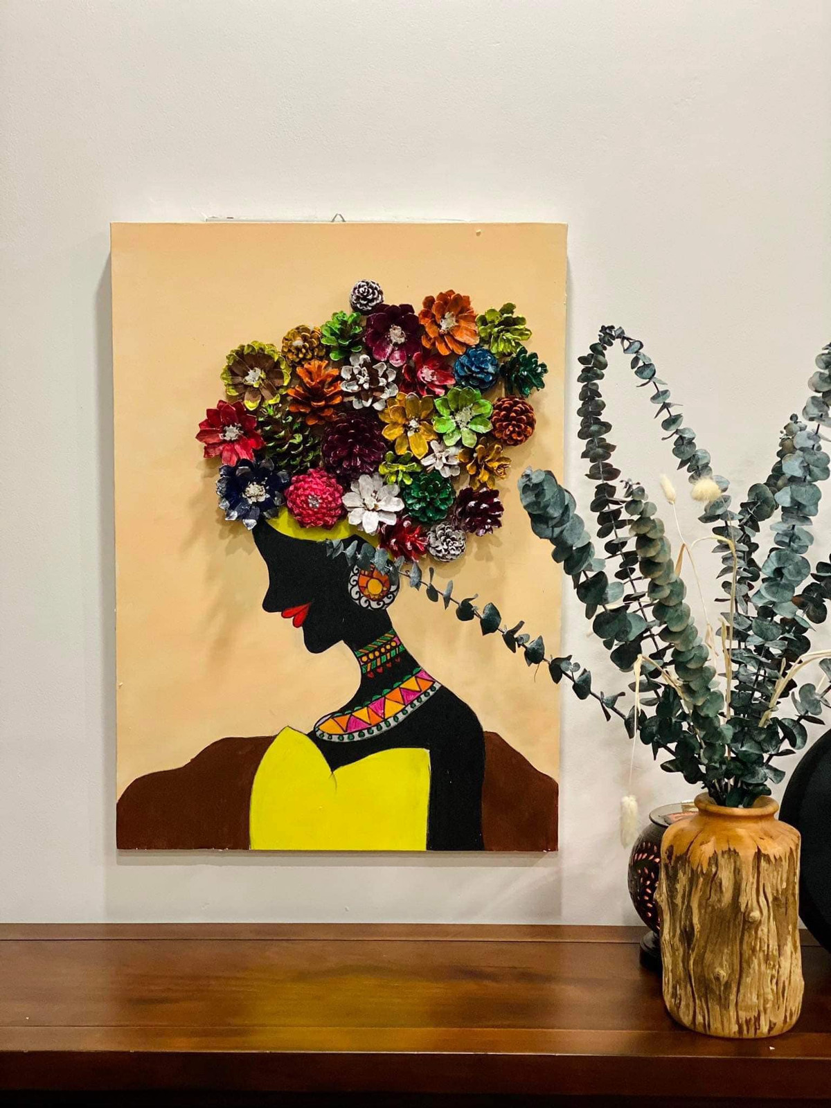 Mái tóc của cô gái trong tranh gây ấn tượng với người xem nhờ tạo hình đặc biệt từ quả thông.