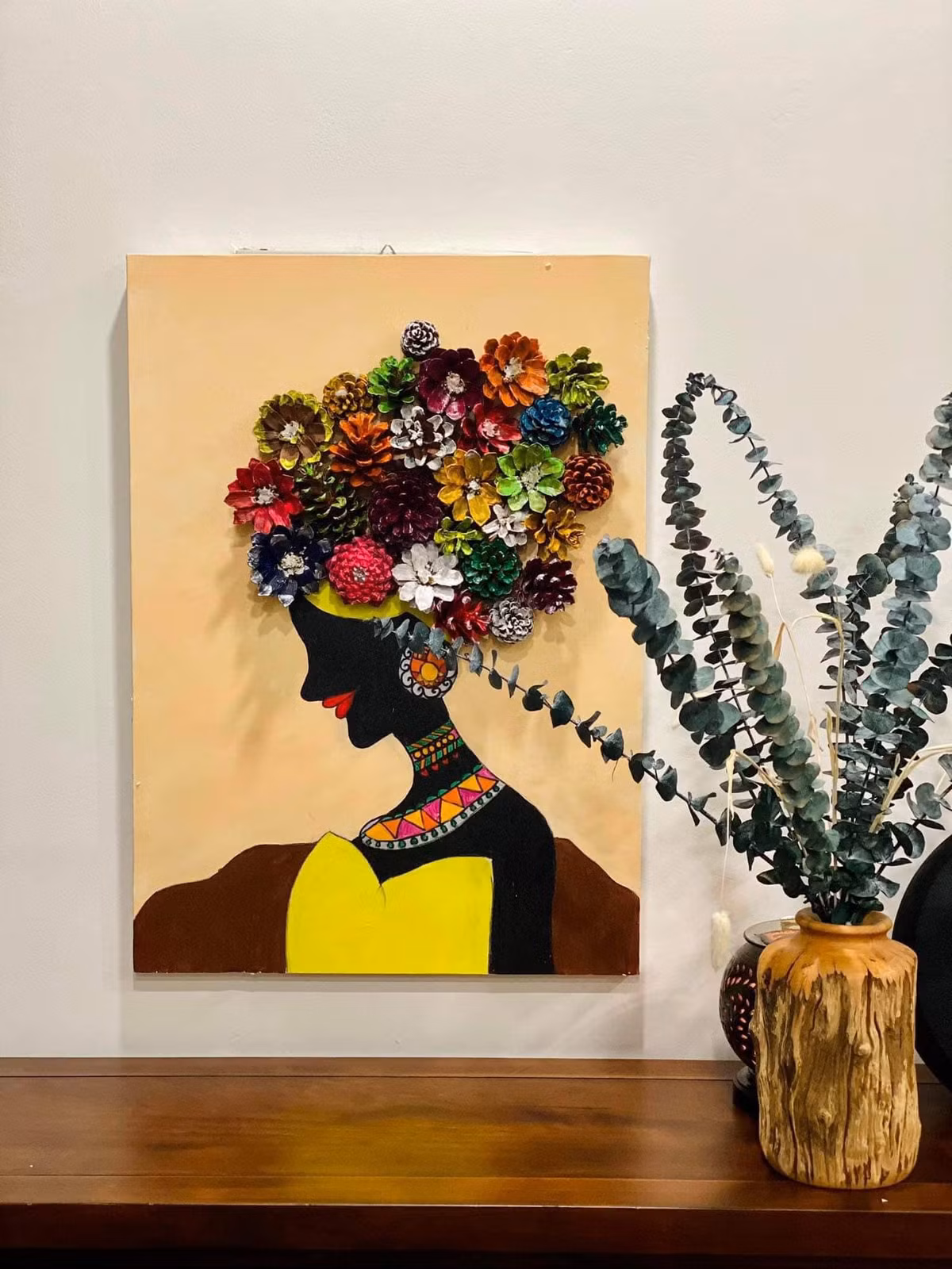 Mái tóc của cô gái trong tranh gây ấn tượng với người xem nhờ tạo hình đặc biệt từ quả thông.