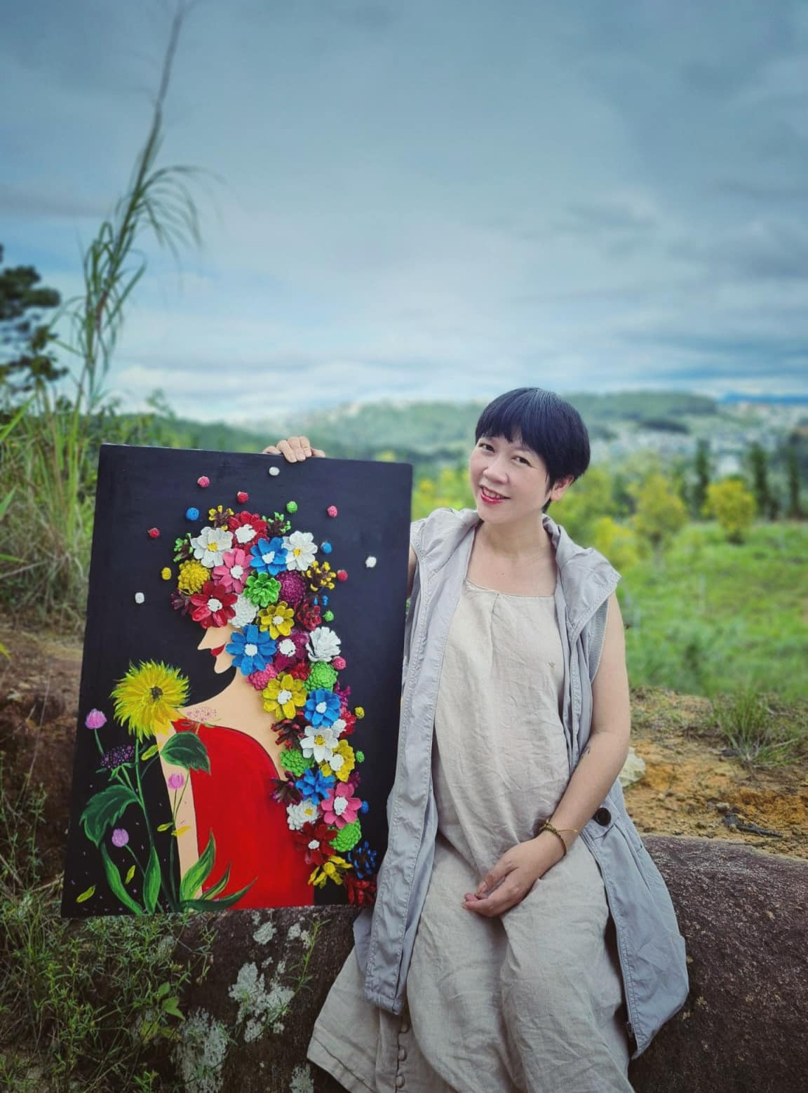 Có được công việc nhiều người mong ước, song việc phải đi gặp khách hàng liên tục, nhiều hôm phải làm việc suốt 14 tiếng liền khiến Linh mệt mỏi. Giữa thời điểm đó, biến cố ập đến, tinh thần Linh trở nên suy sụp hơn sau khi ba qua đời. Khoảng thời gian đó, Linh luôn có suy nghĩ sẽ tìm đến một nơi bình yên khác để sinh sống. Cô chọn Đà Lạt là nơi dừng chân và rủ bạn trai cùng "bỏ phố về rừng".