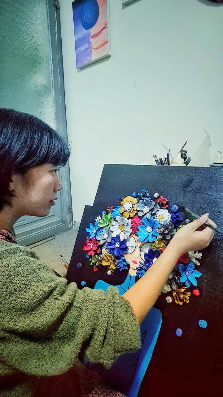 Trong vòng chưa đầy nửa năm, Linh đã cho ra đời hơn 100 tác phẩm tranh thông. Không qua trường lớp đào tạo nào về làm tranh, những bức tranh cô làm đều xuất phát từ cảm hứng và sự mày mò tìm hiểu qua các nguồn tài liệu.