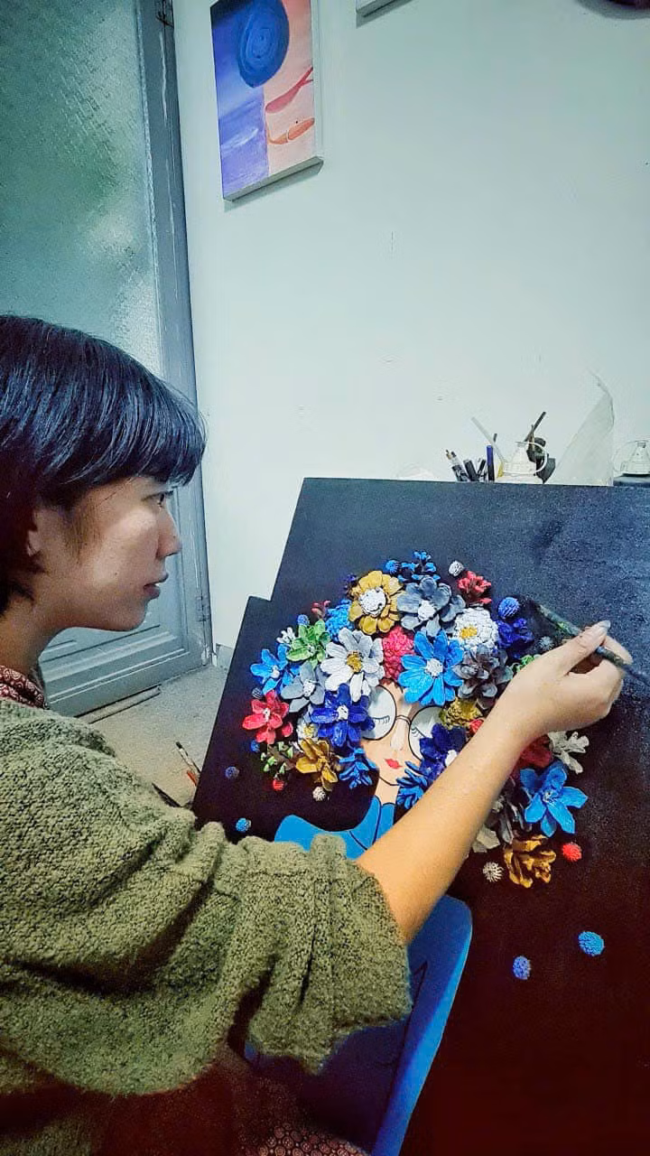 Trong vòng chưa đầy nửa năm, Linh đã cho ra đời hơn 100 tác phẩm tranh thông. Không qua trường lớp đào tạo nào về làm tranh, những bức tranh cô làm đều xuất phát từ cảm hứng và sự mày mò tìm hiểu qua các nguồn tài liệu.