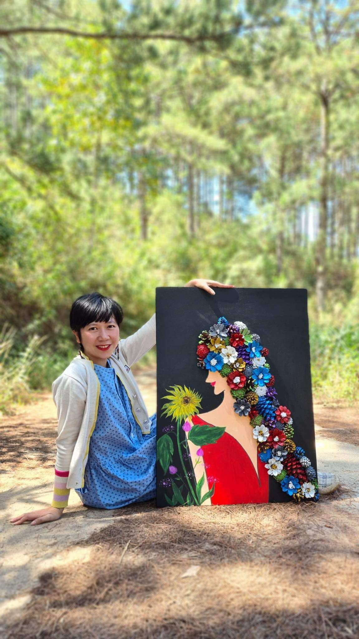 Cuối tháng 4.2022, Linh nhận lời mời trang trí chương trình tại Dinh 3 - Bảo Đại, TP.Đà Lạt (tỉnh Lâm Đồng). Bất chợt cô nghĩ sẽ làm một bức tranh thông để trang trí ở đó. Sau khi hoàn thành, Linh đăng lên mạng xã hội khoe “chiến tích”, không ngờ nhận được nhiều lời khen từ dân mạng.