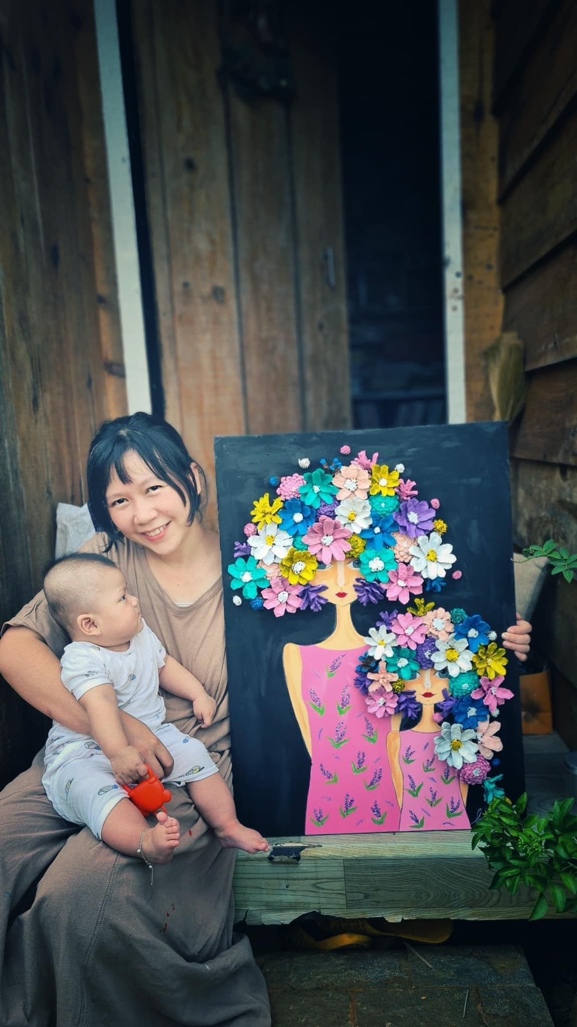 Cô nàng hào hứng chia sẻ: "Trái thông khô, ngoài tác dụng trang trí thì mọi người làm được gì nữa ạ? E tái chế thành những bức tranh dễ thương, đôi khi ghép cả dương sỉ, rêu và vỏ cây khô nữa."