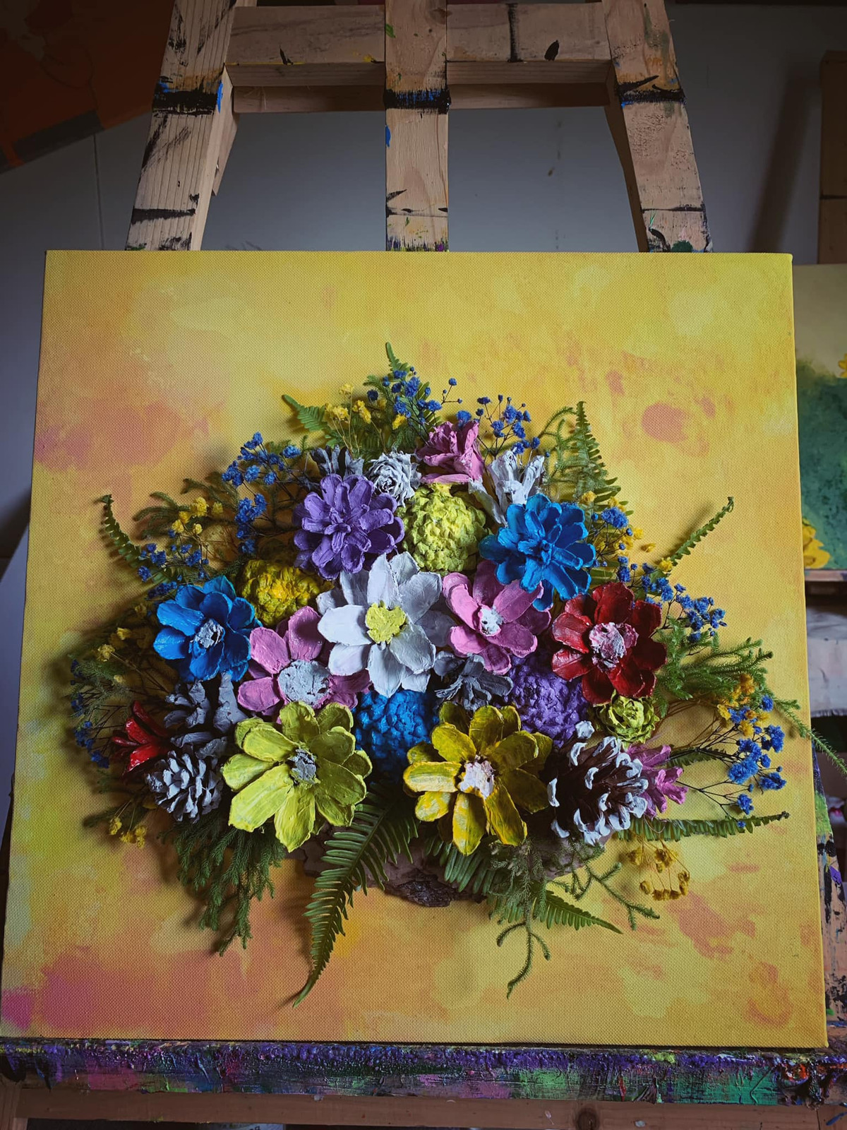 Để hoàn thiện một bức tranh là điều không đơn giản, phải trải qua rất nhiều công đoạn, từ vẽ nền, tô nền đến kết đính quả. Ngoài quả thông, cô nàng khéo léo dùng sò, sao biển, lá cây… làm phụ kiện trang trí thêm để tranh không bị thô cứng. Tùy theo kích thước, chi tiết mà tranh có giá bán khác nhau, ở mức từ 2-3,5 triệu đồng/bức tranh.