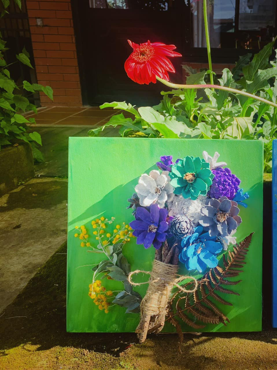 Được biết, trước khi bén duyên với công việc nghệ thuật này, Kiều Linh từng tốt nghiệp khoa Luật dân sự của Trường ĐH Kinh tế - Luật TP.HCM sau đó khi ra trường, Linh đã chuyển hướng sang làm nhân viên môi giới bất động sản tại một công ty ở TP.HCM.