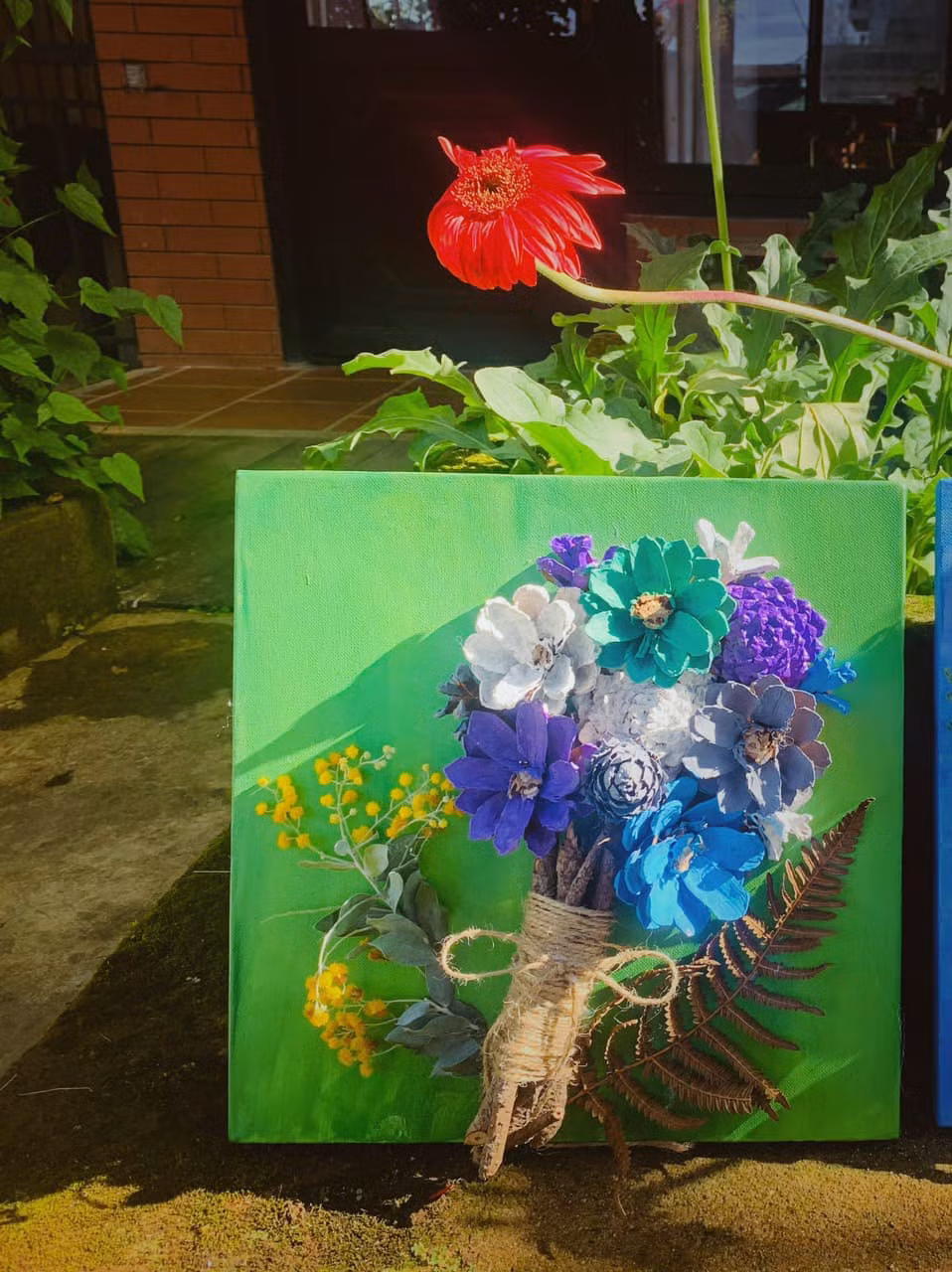 Được biết, trước khi bén duyên với công việc nghệ thuật này, Kiều Linh từng tốt nghiệp khoa Luật dân sự của Trường ĐH Kinh tế - Luật TP.HCM sau đó khi ra trường, Linh đã chuyển hướng sang làm nhân viên môi giới bất động sản tại một công ty ở TP.HCM.