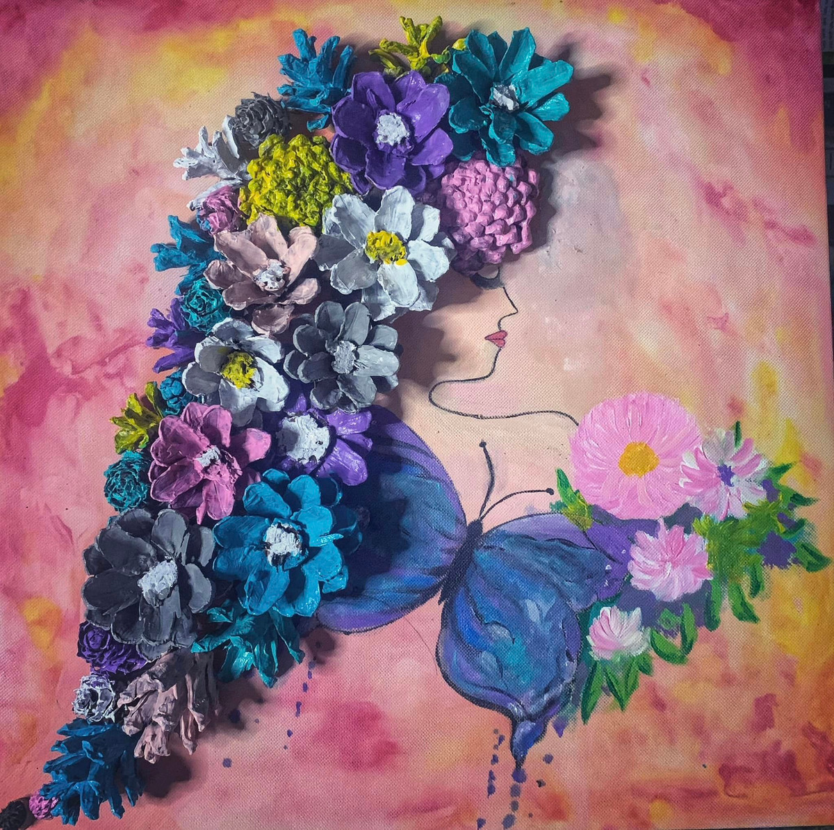 Ngoài chất liệu chính là quả thông thì những cành dương xỉ, vỏ cây thông sấy khô… cũng được cô nàng khéo léo đưa vào tranh. Cô nàng sơn màu lên để bức tranh trông có hồn.