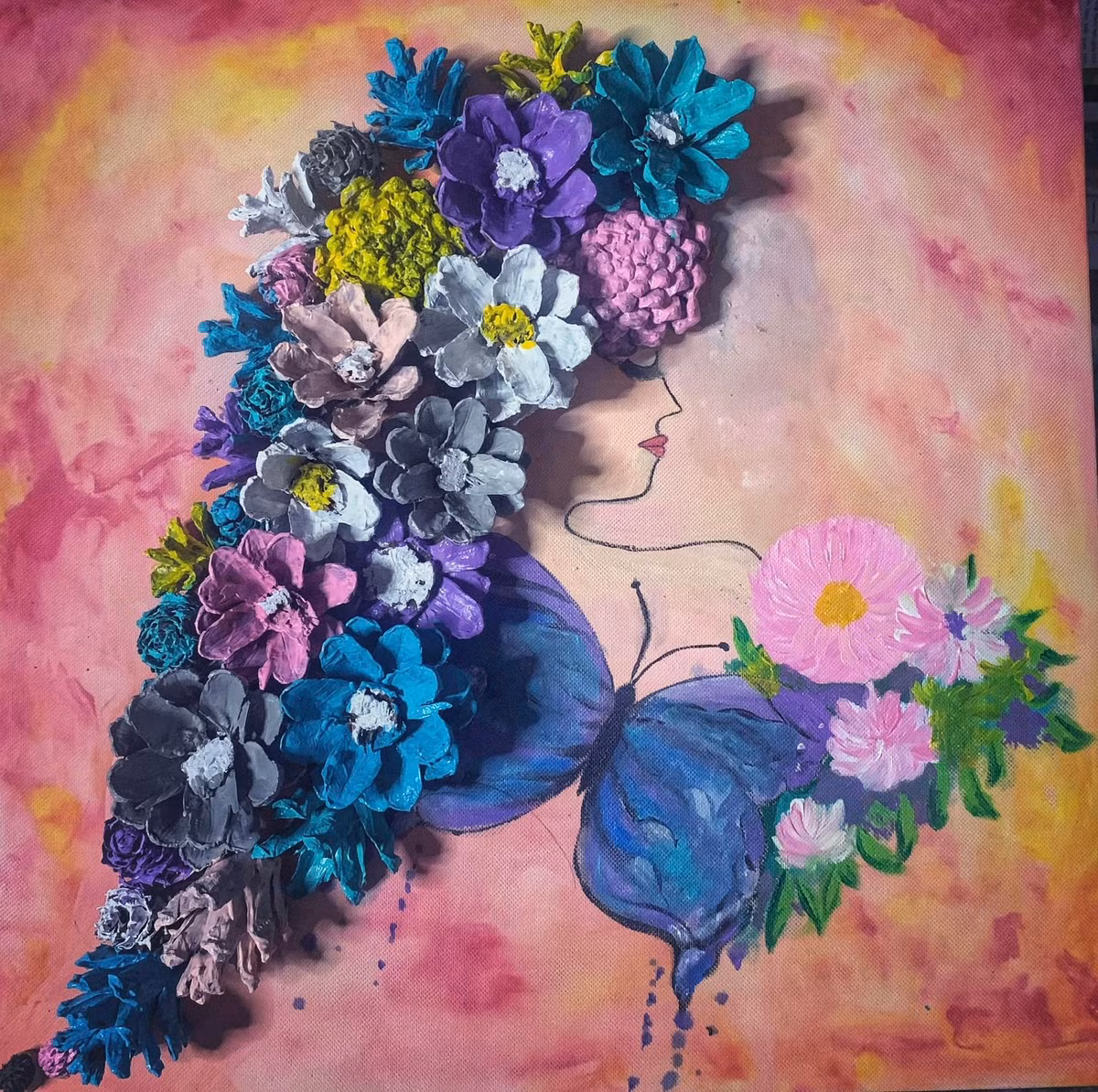 Ngoài chất liệu chính là quả thông thì những cành dương xỉ, vỏ cây thông sấy khô… cũng được cô nàng khéo léo đưa vào tranh. Cô nàng sơn màu lên để bức tranh trông có hồn.