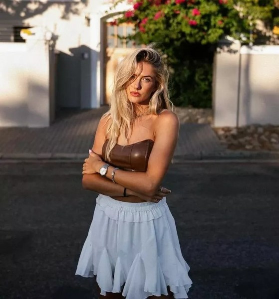 Với nhiều người, Alica Schmidt xinh đẹp không kém những "thiên thần nội y" danh tiếng.