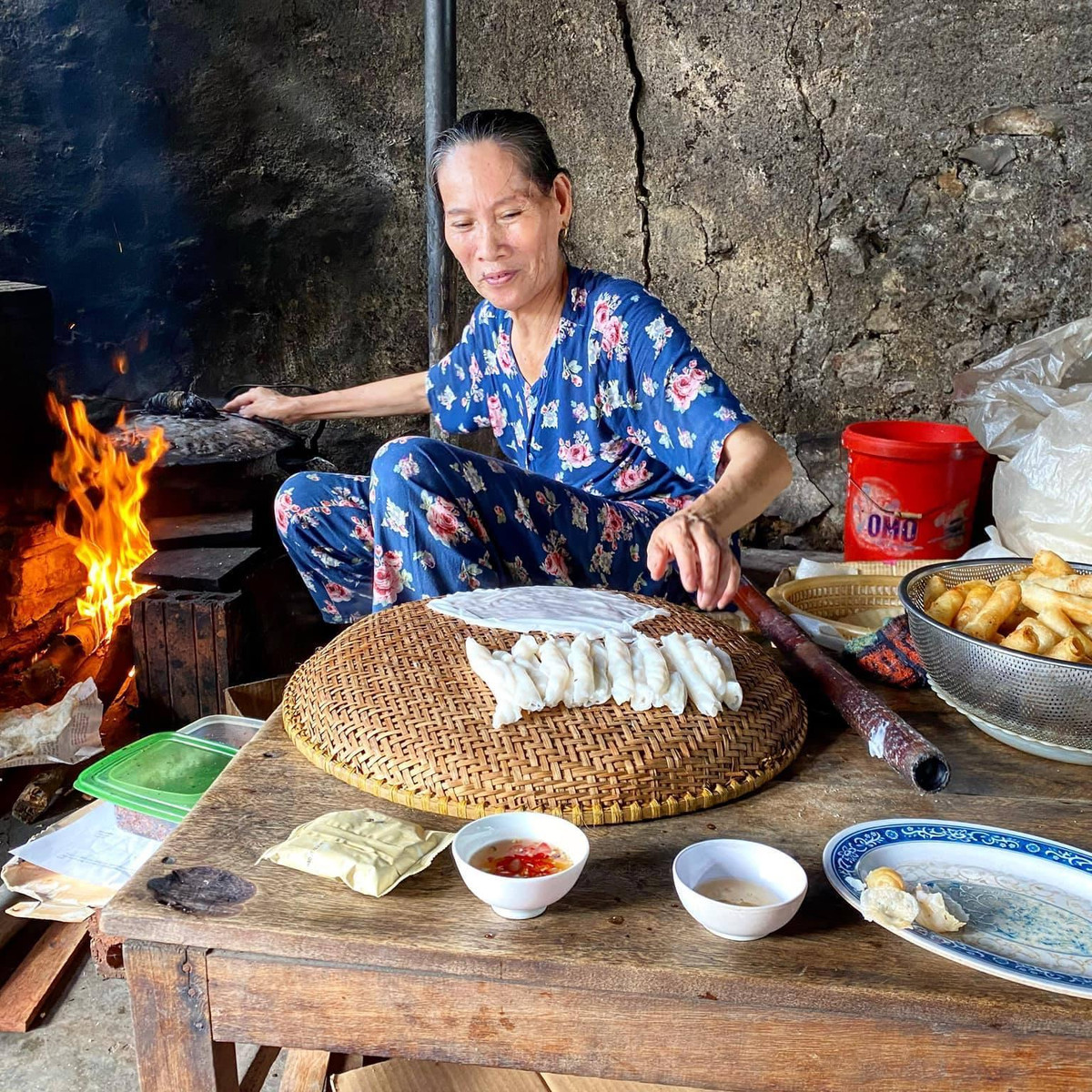 Một tài khoản Facebook đã đăng tải loạt ảnh những quán nhỏ trong một khu chợ quê ở Nghệ An khiến nhiều người chú ý. Hình ảnh các cô bán hàng ngồi bên chiếc bàn nhỏ, chỉ kê thêm ít chỗ ngồi rất quen thuộc với những người con lớn lên từ những vùng quê.