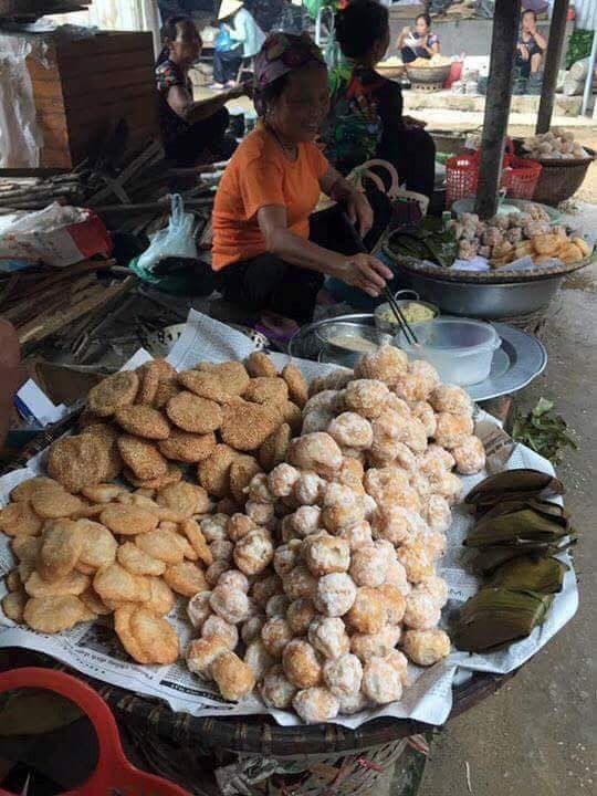 Những hàng bánh bọc đường, bọc mật, bánh gói là địa chỉ quen thuộc mà các bà, các chị đi chợ đều phải ghé vào.