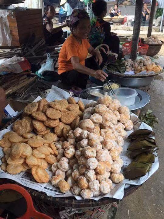 Những hàng bánh bọc đường, bọc mật, bánh gói là địa chỉ quen thuộc mà các bà, các chị đi chợ đều phải ghé vào.