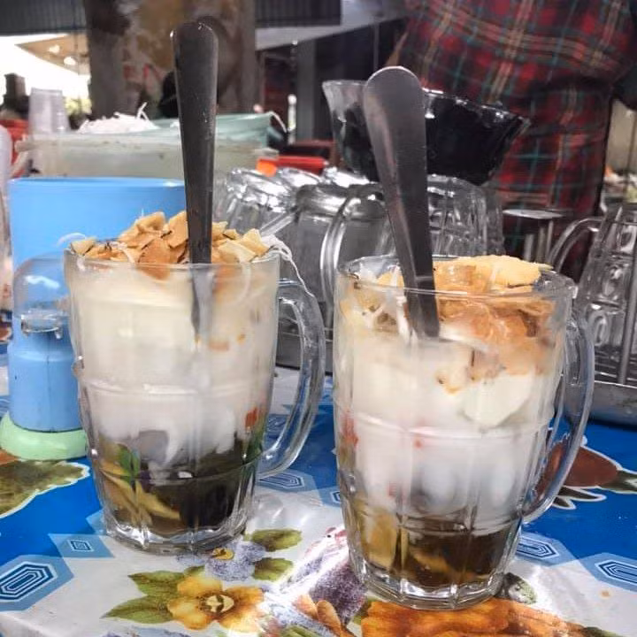 Tấm ni lông trải bàn quen thuộc.