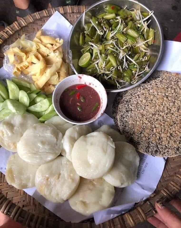 Mẹt bánh đúc làm tay ăn kèm với bánh đa, dọc mùng muối, dưa chuột, măng luộc chấm với bát mắm nêm đậm đà, chỉ nhìn thôi cũng đủ ứa nước miếng.