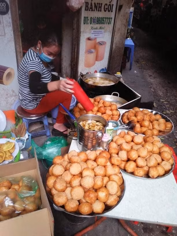 Rất nhiều người đã bày tỏ cảm xúc dưới bài đăng: "Chợ quê tôi cũng giống y như vậy, về nhà lần nào là phải đi chợ để ăn hết mỹ vị này", "Cầm 100k là oanh tạc khắp chợ được rồi".