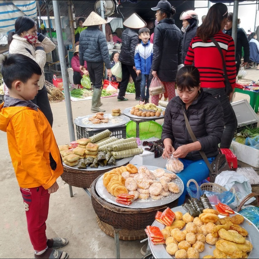 Thức quà của những đứa trẻ mỗi khi hóng mẹ đi chợ về.