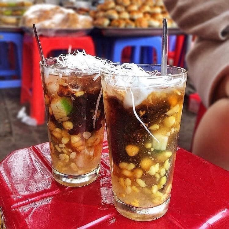 Cốc chè thập cẩm gồm có các loại đậu, thạch, trôi nước chỉ 5000 đồng nhưng hương vị đã in sâu vào tâm trí của rất nhiều người.