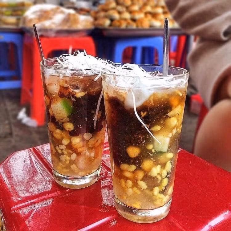 Cốc chè thập cẩm gồm có các loại đậu, thạch, trôi nước chỉ 5000 đồng nhưng hương vị đã in sâu vào tâm trí của rất nhiều người.