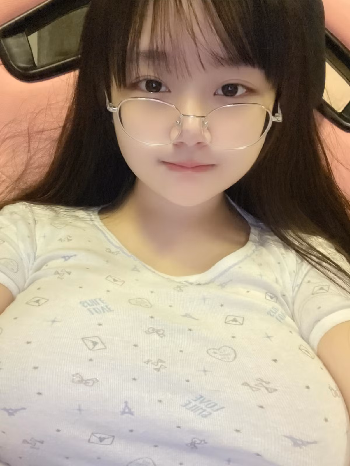 Sở hữu thân hình bốc lửa là vậy, Saizneko được nhận xét có gương mặt "học sinh" với vẻ ngây thơ, trong sáng.