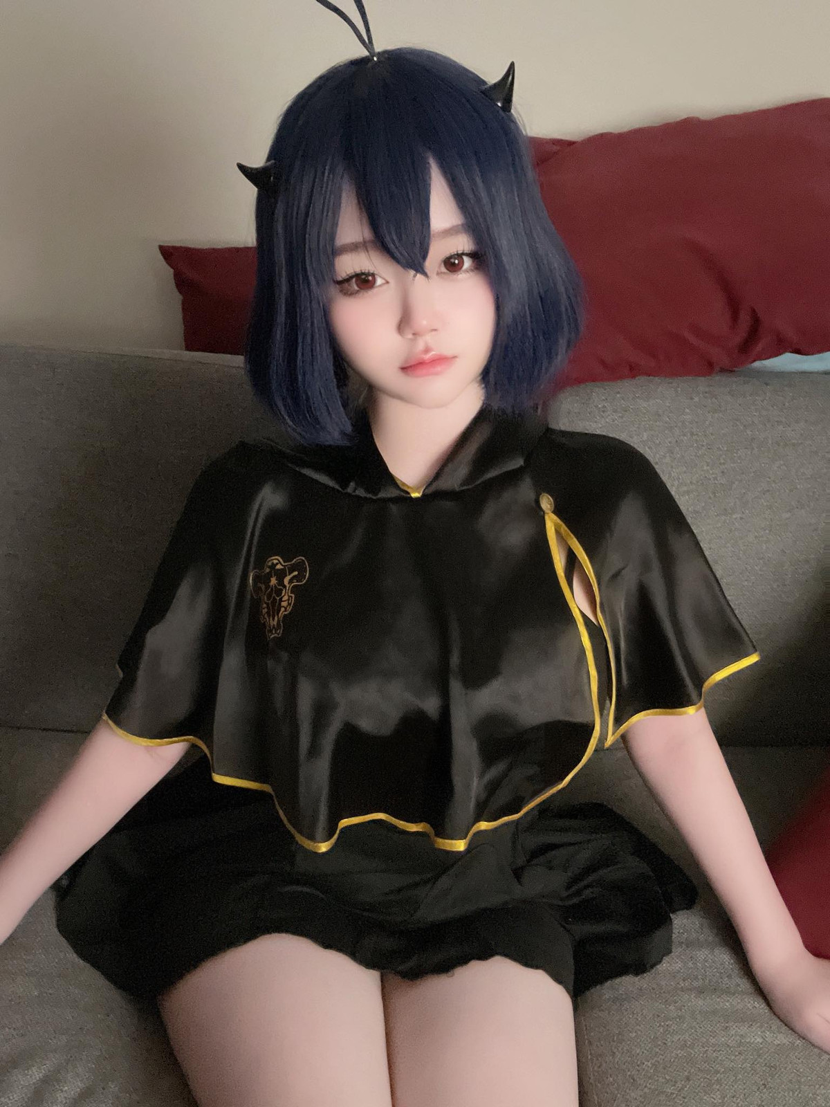 Việc cosplay khoe thân quá đà của cô nàng vấp phải nhiều ý kiến trái chiều. Một số ý kiến cho rằng việc coser thể hiện đường cong cơ thể là một phần của việc diễn đạt nhân vật, trong khi những người khác lại lo ngại về việc phô trương quá mức có thể dẫn đến những hệ lụy không mong muốn.