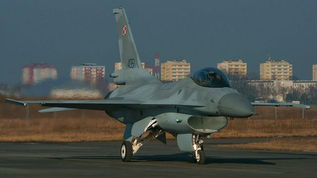 Với máy bay F-16 sử dụng động cơ phản lực F100, đây là động cơ phản lực được sử dụng rộng rãi nhất trong Không quân Mỹ; không chỉ có lực đẩy lớn mà còn được đánh giá là động cơ an toàn nhất trong số các động cơ phản lực hiệu suất cao nhất trên thế giới hiện nay.