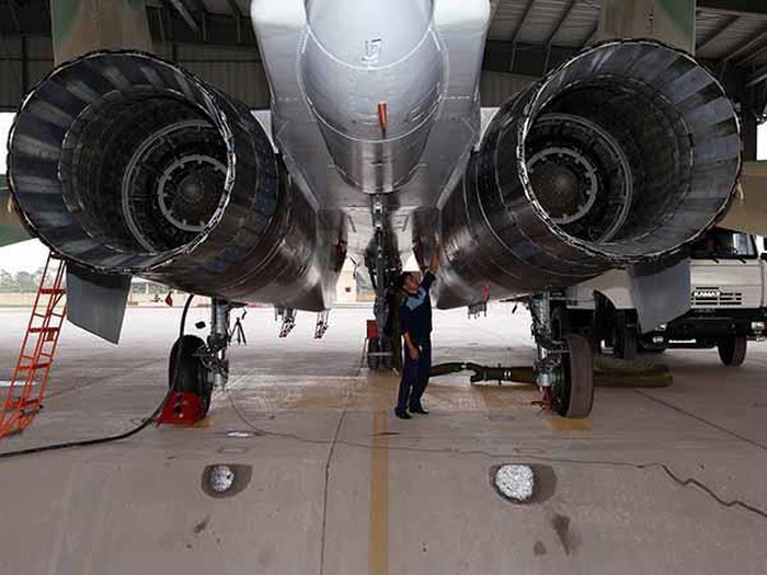 Tuy nhiên Belarus đã lựa chọn máy bay Su-30SM của Nga, đây là quyết định khó có thể đảo ngược, vì Belarus là sườn che phía tây của nước Nga; mối quan hệ giữa hai nước vừa là láng giềng, vừa là đồng minh, nên khó có chuyện Belarus sử dụng máy bay chiến đấu của phương Tây. Su-30SM là phiên bản cải tiến sâu của Su-27, đây là dòng máy bay chiến đấu thế hệ 4, hai chỗ ngồi siêu cơ động; được trang bị 2 động cơ phản lực có kiểm soát vector lực đẩy 2 chiều (2D TVC) AL-31FP. Su-30SM có tầm hoạt động 1.500 km và thời gian bay tuần tra là 3,5 giờ mà không cần tiếp nhiên liệu.