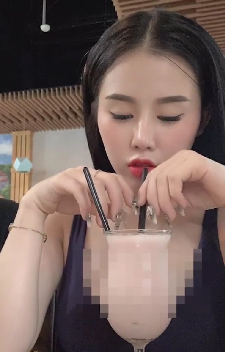 Tối 6/9, cảnh sát ập vào khách sạn Tuấn Linh ở phố Nguyễn Văn Linh thì phát hiện P.T.N. (24 tuổi, quê Quảng Ninh) và N.T.T. (28 tuổi, quê Điện Biên) và một người đàn ông đang mua bán dâm.