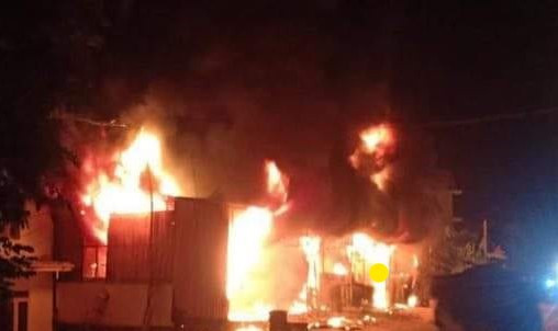  7. Cháy cửa hàng điện máy, 4 người thoát chết: Đêm 17/8, tại cửa hàng điện máy ở xã Đông Ngũ, huyện Tiên Yên, tỉnh Quảng Ninh đã xảy ra vụ cháy. Thời điểm trên, người dân phát hiện đám cháy bốc lên từ cửa hàng điện máy. Lửa nhanh chóng bao trùm toàn bộ cửa hàng. Sau 5 giờ đồng hồ, ngọn lửa được khống chế. Bốn người trong nhà gồm 2 người lớn và 2 trẻ em được đưa ra ngoài an toàn. Toàn bộ tài sản trong cửa hàng bị thiêu rụi. Thiệt hại ước tính khoảng 3 tỷ đồng.