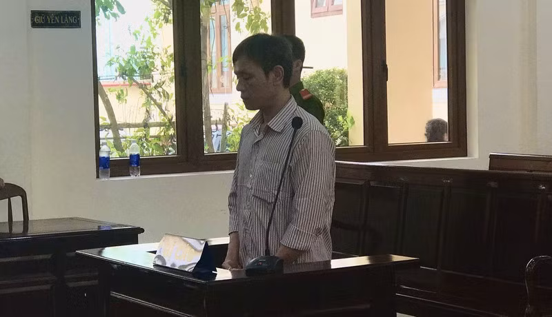  1. Giết người vì mời thuốc không hút: Ngày 18/9, TAND tỉnh Đồng Nai tuyên phạt Đoàn Quốc Tuấn (39 tuổi, trú tại TP Long Khánh) 7 năm tù về tội giết người. Theo cáo trạng, Tuấn gặp ông Nguyễn Quốc Thái (45 tuổi, trú cùng địa bàn) đang ngồi chơi, Tuấn lại gần lấy thuốc lá mời ông Thái hút nhưng ông Thái từ chối và dùng tay gạt làm gói thuốc rơi xuống đất. Bực tức Tuấn giết ông Thái.