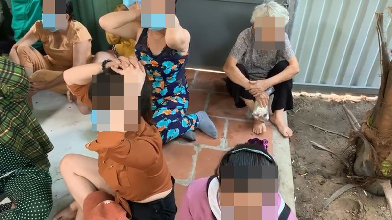  4. Triệt phá sòng bạc khủng tạm giữ nhiều "quý bà": Ngày 16/9, PCông an TPHCM cho hay, đang tạm giữ Nguyễn Thị Mỹ Loan (SN 1988, ngụ ấp Xóm Mới, xã An Nhơn Tây, huyện Củ Chi) cùng 30 đối tượng khác để điều tra về hành vi tổ chức đánh bạc và đánh bạc. Thời điểm công an ập vào nhiều con bạc tìm cách bỏ chạy nhưng bị trinh sát khống chế bắt giữ. Hiện trường công an khống chế hơn 30 đối tượng, thu giữ hơn 100 triệu đồng, 26 ĐTDĐ các loại, nhiều bộ bài… 