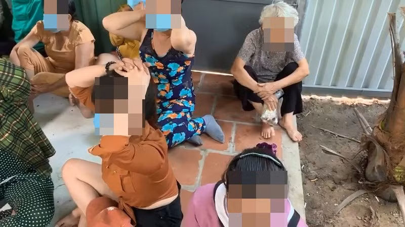  4. Triệt phá sòng bạc khủng tạm giữ nhiều "quý bà": Ngày 16/9, PCông an TPHCM cho hay, đang tạm giữ Nguyễn Thị Mỹ Loan (SN 1988, ngụ ấp Xóm Mới, xã An Nhơn Tây, huyện Củ Chi) cùng 30 đối tượng khác để điều tra về hành vi tổ chức đánh bạc và đánh bạc. Thời điểm công an ập vào nhiều con bạc tìm cách bỏ chạy nhưng bị trinh sát khống chế bắt giữ. Hiện trường công an khống chế hơn 30 đối tượng, thu giữ hơn 100 triệu đồng, 26 ĐTDĐ các loại, nhiều bộ bài… 